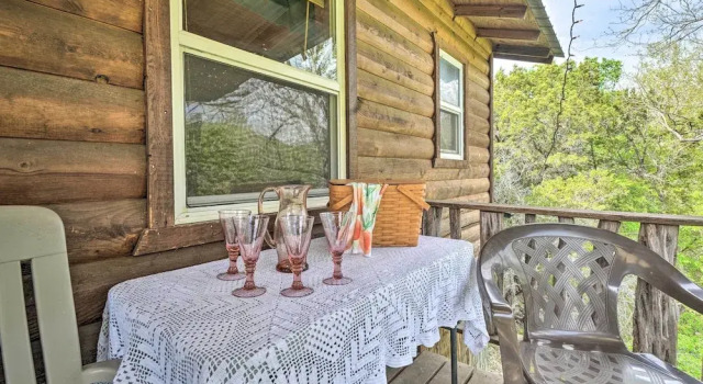 Коттедж c 1 комнатой 'cedar Falls Cabin 5': 1/2 Mile to Turner Falls