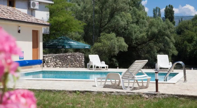 Апартаменты Deluxe Motel Kolo