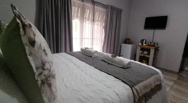 Oppi Draai Guesthouse, Забронировать Отель Недорогие отели Оудсхорн, рядом с Ateljee Thijs Nel Gallery, недорого
