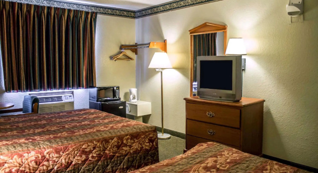 Четырёхместный номер Standard Econo Lodge Akron Copley Northwest