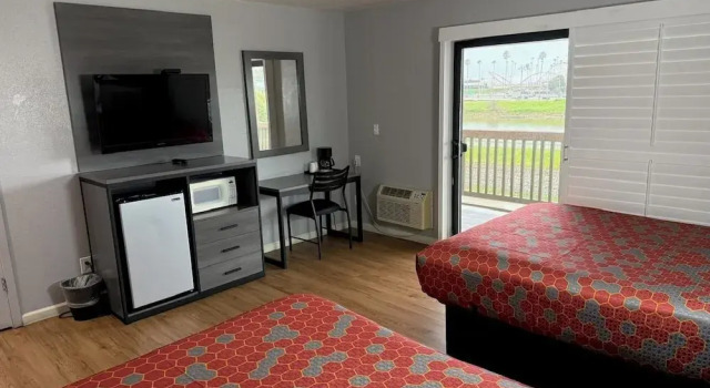 Четырёхместный номер Standard с балконом Ocean Gate Inn