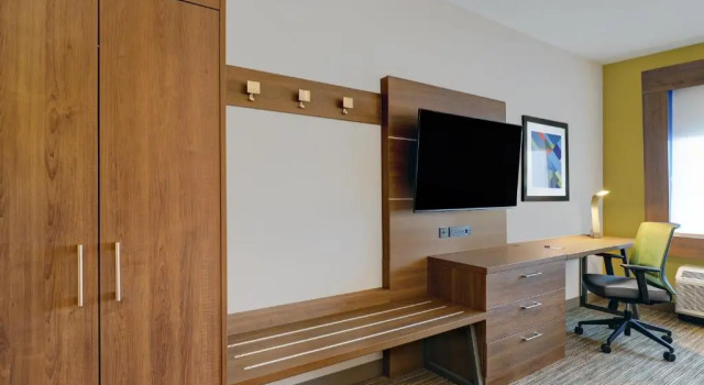 Четырёхместный номер Standard Holiday Inn Express Kingston West by IHG