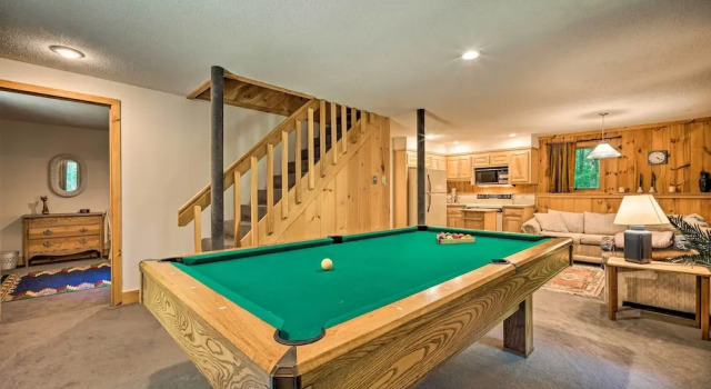 Коттедж с 5 комнатами с балконом Spacious Dover Home w/ Sauna < 5 Miles to Ski!