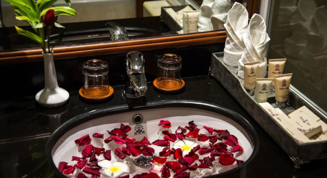 Семейный номер Standard с балконом Regency Angkor Hotel