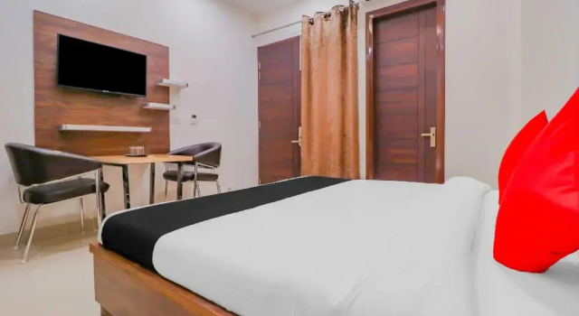 Hotel Crystal Empire by OYO Rooms, Rezervovat Hotel Hotely v Panchkula s parkováním, Parkování