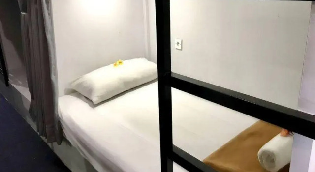 Кровать в общем номере Capsule Sunset Hotel