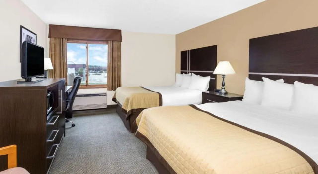 Четырёхместный номер Standard Baymont by Wyndham Green Bay