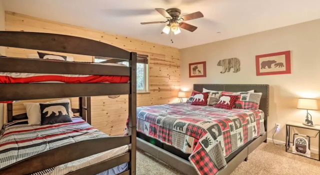 Коттедж Half-mi to Bear Mtn Ski Resort: Cabin w/ Hot Tub