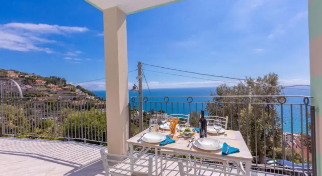 Serena 1 Amazing Sea View, Забронировать Апартаменты/квартира Отели Алассио с парковкой, рядом с Alassio tourist's port, Парковка