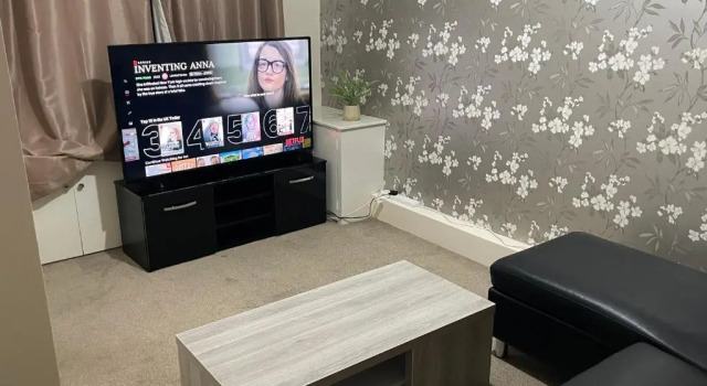 Cosy Home - 3 Bedroom 2 Bathroom - Free Parking, Fast Wifi and Smart TV Central Location