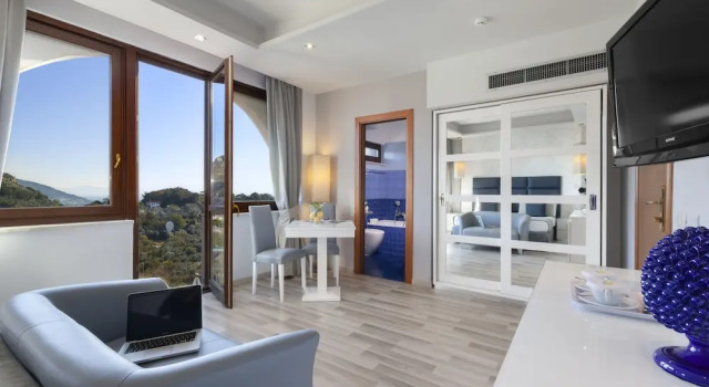 Двухместный номер Standard с балконом и с частичным видом на море Nastro Azzurro Resort