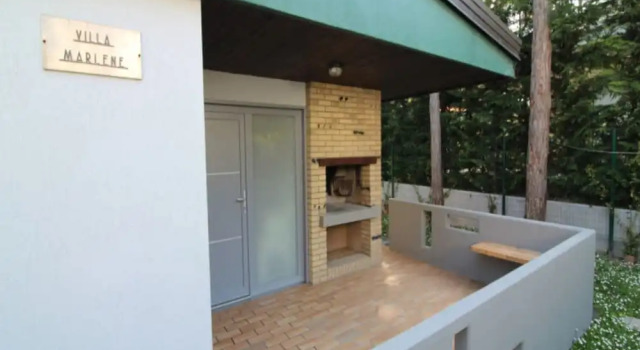 Villa just a few steps from the beach, Book Villa Hoteller i Friuli Venezia Giulia med parkering, Parkering