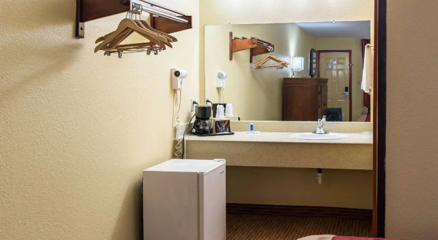 Четырёхместный номер Standard Rodeway Inn