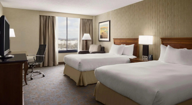 Четырёхместный номер Standard DoubleTree by Hilton Hotel & Executive Meeting Center Somerset