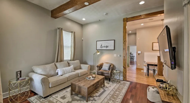 Updated Indianapolis Home, Walk to Lucas Oil!, Забронировать Дом для отпуска Виллы Индианаполиса, рядом с Виктори Филд, Вилла