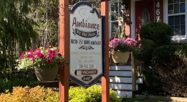 Ambiance by the Falls Cozy Suite, Забронировать Дом для отпуска Отели Ниагара Фолс с парковкой, рядом с Круиз Maid of the Mist, Парковка