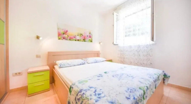 Ennio - 100m From the Beach - A2 Zeleni