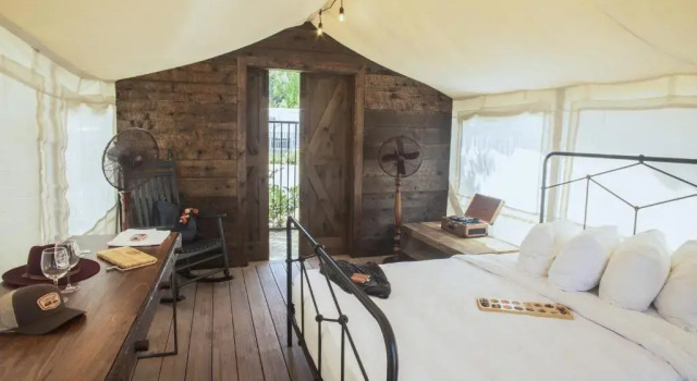 Тент с видом на бассейн Flying Flags RV Resort & Campground