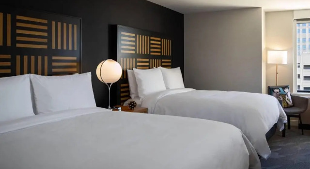 Четырёхместный клубный номер Standard Renaissance Des Moines Savery Hotel