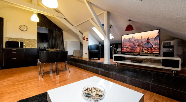 Апартаменты Мансарда c 1 комнатой The Queen Luxury Apartments - Villa Carlotta