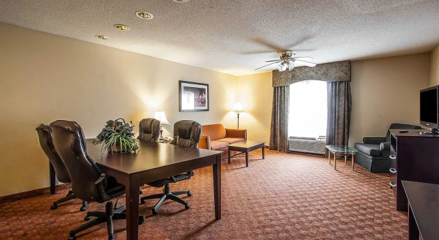 Двухместный люкс c 1 комнатой La Quinta Inn & Suites by Wyndham Memphis I-240