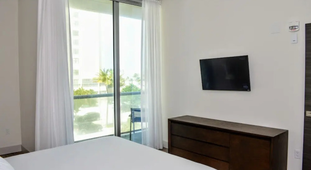 Двухместный номер Standard с балконом и с частичным видом на океан CH Luxury Condos & Studios On The Beach