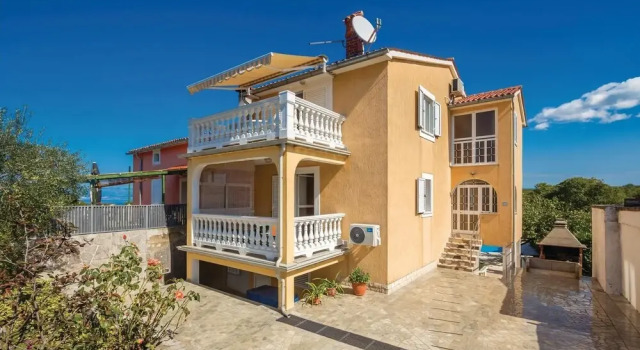 Amazing Home in Poljica With Wifi and 4 Bedrooms, Varaa Hotelli Hotellit Kvarner Islands uima-altaalla, Uima-allas