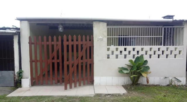 Casa 2 minutos a pé da Praia de INDAIÁ, Забронировать Отель Отели Бертиога с парковкой, рядом с Пляж Виста Линда, Парковка