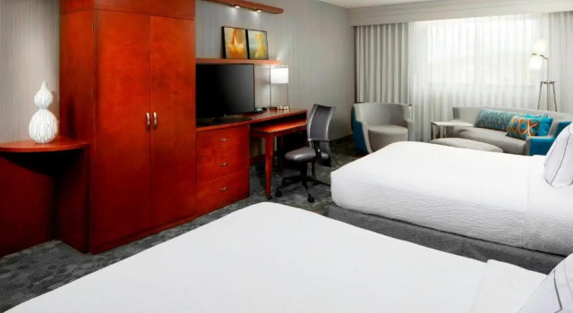 Четырёхместный номер Executive Courtyard by Marriott San Antonio Six Flags at The RIM