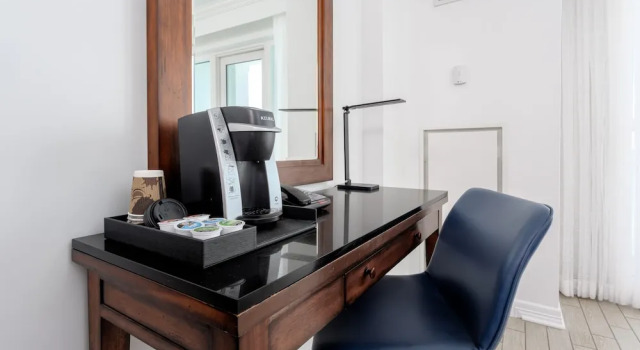 Четырёхместный номер Standard с балконом и с видом на залив The Pensacola Beach Resort