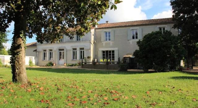 Gite Le PARC, Book Hotel Hoteller i Champniers med pool, Swimmingpool