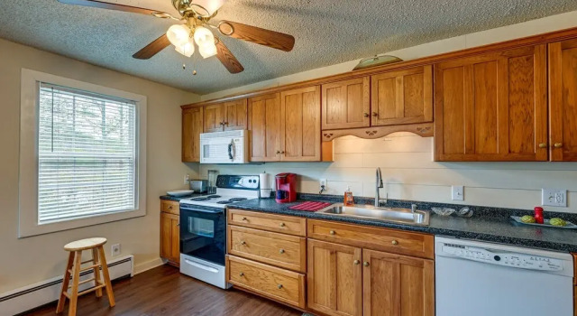 Коттедж с 2 комнатами Private Hot Tub & Covered Deck: Cozy Whittier Gem