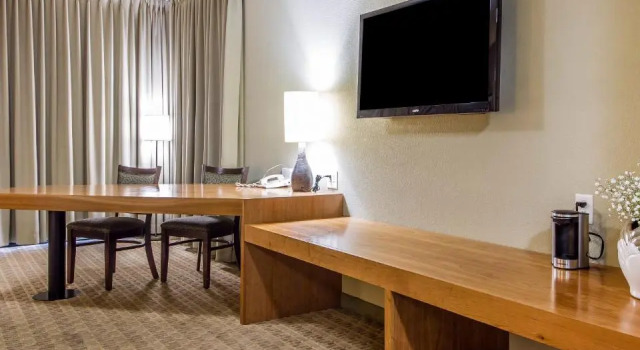 Четырёхместный номер Deluxe с видом на воду Gaia Hotel & Spa Redding, an Ascend Collection Hotel