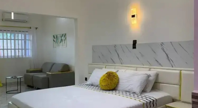 Okpèyèmi guest house, Book Pension Hoteller i Porto-Novo med parkering, Parkering