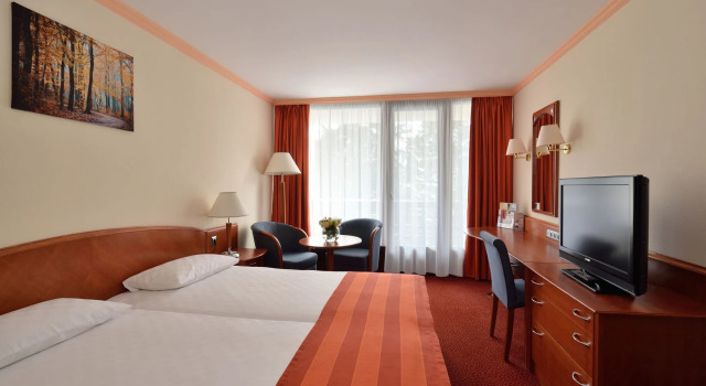 Danubius Health Spa Resort Sarvar, Reservar Hotel Hotéis em Vas com piscina, Piscina