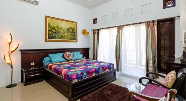 Tropical house in Nusa Dua. Beach in 150m. Garden. Fast to airport! Fast internet, Boek Hotel Benoa Bali