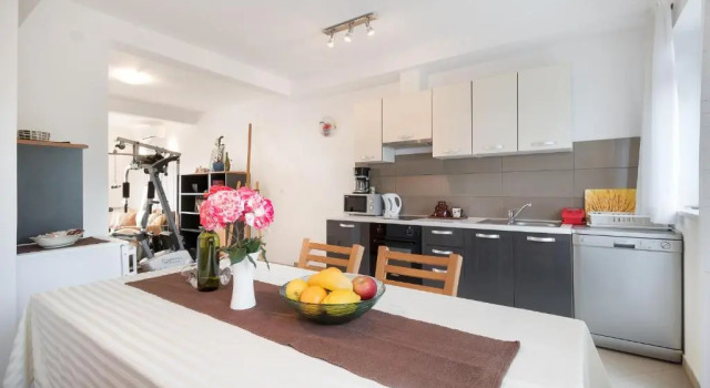 Апартаменты с 2 комнатами с балконом и с видом на море Apartment Pina - A Home Away From Home With A Private Jacuzzi