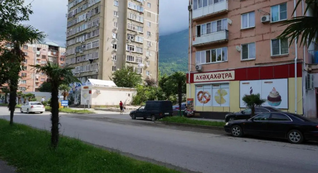 3-h komnatnye apartamenty po ulitse Abazgaa
