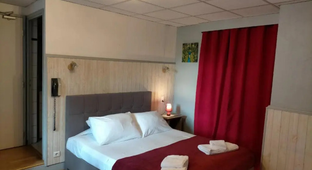 Четырёхместный номер Standard с видом на канал Hotel de Savoie