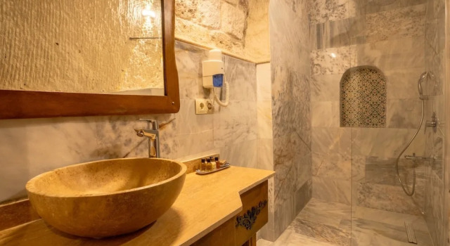 Люкс с красивым видом из окна Tulip Cave Suites