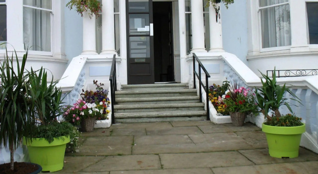 Iris Hotel Llandudno, Забронировать Отель Недорогие отели Лландидно, рядом с St. Mary &amp; St. Abaskhyron's Coptic Orthodox Church, недорого