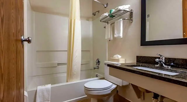 Двухместный люкс Quality Inn & Suites Warren