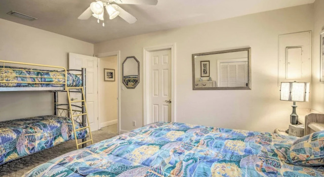 Spacious Naples Home < 1 Mi to Vanderbilt Beach!, Забронировать Дом для отпуска Норт-Нейплс 