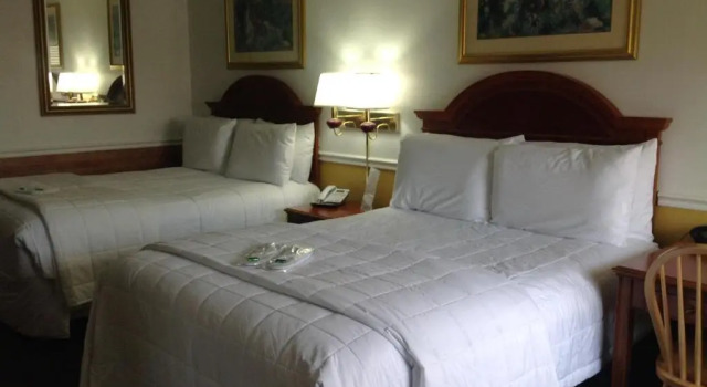 Четырёхместный номер Standard Hallmarc Inn & Suites of West Memphis