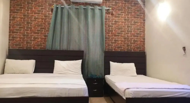 Трёхместный номер Deluxe Hotel Elegant Near Karachi Expo Center and Agha Khan