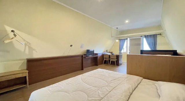 Bett im Wohnheim mit Balkon eLKa-eS Villa