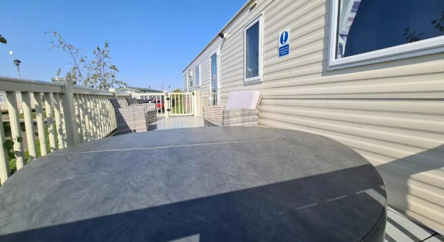 Luxury 2019 8 berth Caravan with Hot Tub @ Tattershall Lakes