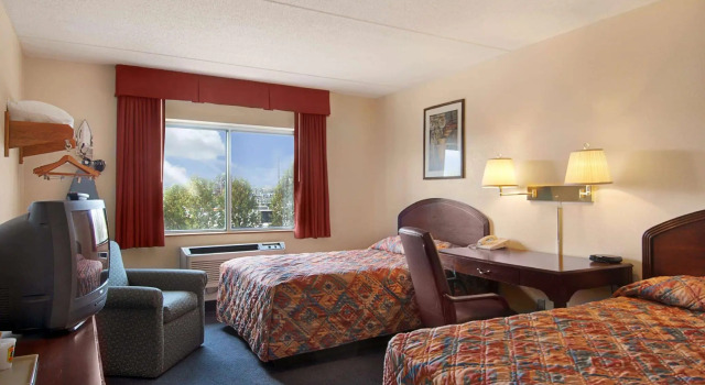 Четырёхместный номер Standard Super 8 by Wyndham Manchester Airport