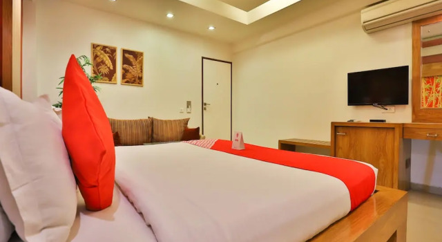 Люкс OYO 13372 Hotel Laksh Residency