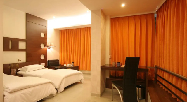 Номер Business с балконом Pride Biznotel Alkapuri Near Vadodara Airport